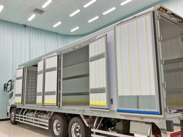 サイドドア・リヤドアを開いた状態です。|三菱 スーパーグレート 2PG-FU84VZの写真21