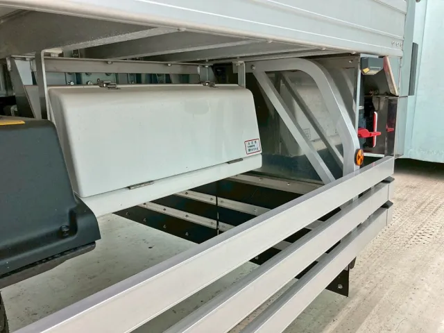 ボディー助手席側後方に工具箱が付いています。|三菱 スーパーグレート 2PG-FU84VZの写真24