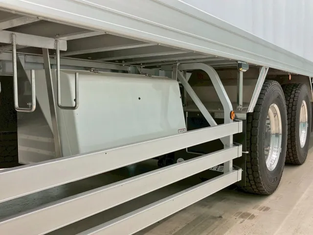 ボディー運転席側後方に工具箱が付いています。|三菱 スーパーグレート 2PG-FU84VZの写真25