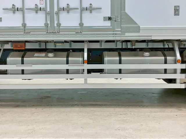 燃料タンクは300Lが2つ付いています。(アルミ製)|三菱 スーパーグレート 2PG-FU84VZの写真28