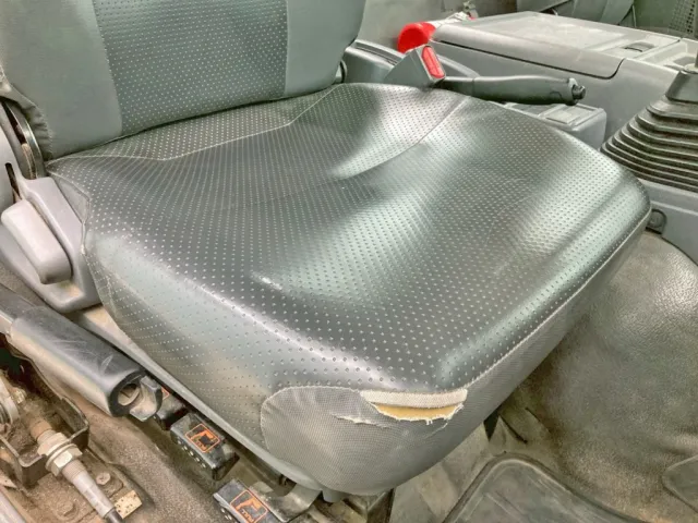 運転席座面にヘタリ・破れがあります。|いすゞ フォワード TKG-FRR90S1(2WD)の写真8