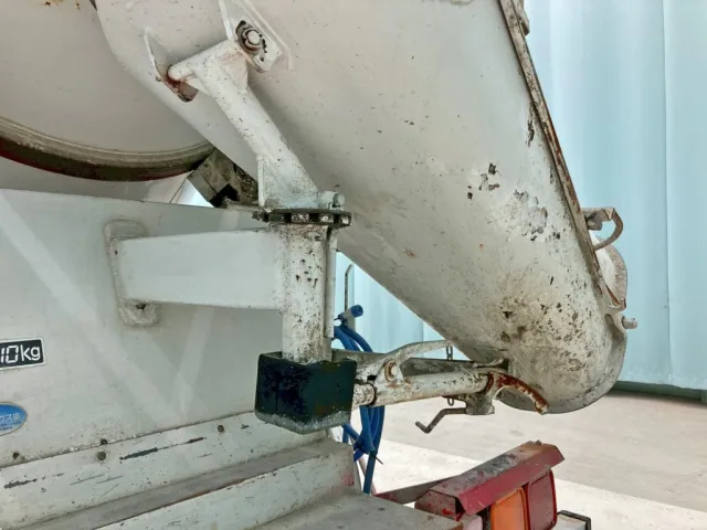 シューターは手動式です。|いすゞ フォワード TKG-FRR90S1(2WD)の写真14