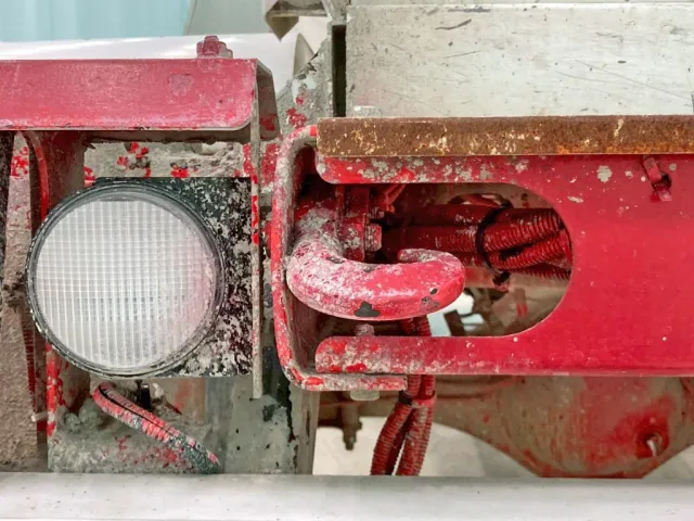 助手席側メインフレーム後端の牽引フック取り付け部に少々曲がりがあります。|いすゞ フォワード TKG-FRR90S1(2WD)の写真16