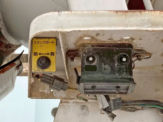 ホッパーカバーの開閉スイッチです。|いすゞ フォワード TKG-FRR90S1(2WD)の写真21