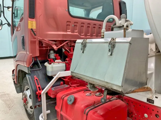 助手席側にステンレス製の工具箱が付いています。|いすゞ フォワード TKG-FRR90S1(2WD)の写真22