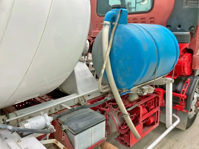 運転席側に水タンクが付いています。|いすゞ フォワード TKG-FRR90S1(2WD)の写真23