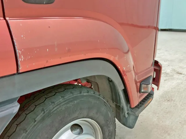 運転席側フロントフェンダー後方にキズ・塗装剥がれがあります。|いすゞ フォワード TKG-FRR90S1(2WD)の写真27