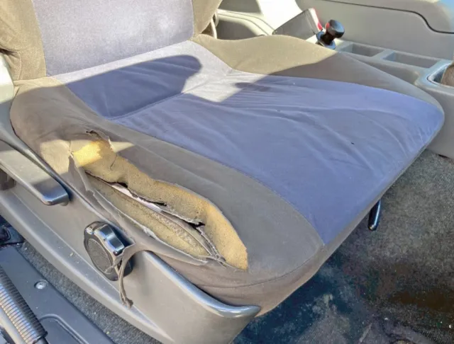 運転席座面にヘタリ・破れがあります。|三菱 ファイター QKG-FK72FZの写真8