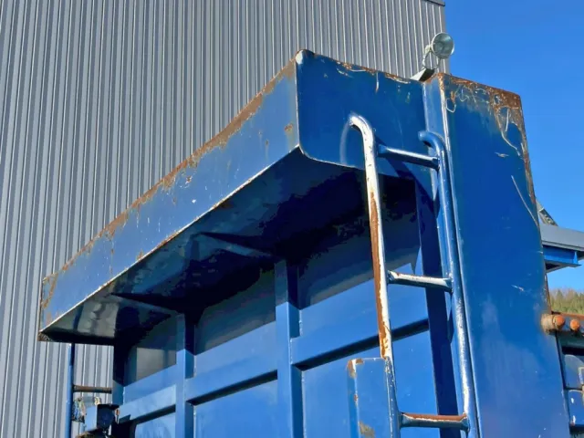 シートデッキに歪みがあります。(助手席側)|三菱 ファイター QKG-FK72FZの写真19