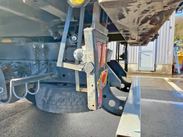 助手席側テールランプブラケット 及び ステーに曲がりがあります。|三菱 ファイター QKG-FK72FZの写真24