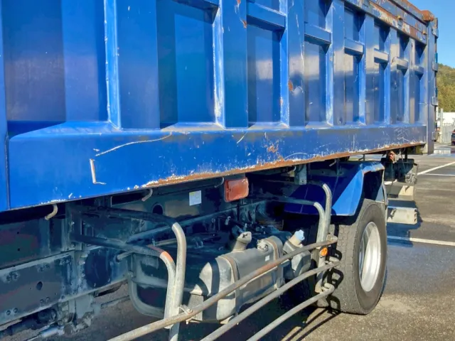 助手席側サイドレール全体にキズ・サビがあります。|三菱 ファイター QKG-FK72FZの写真36