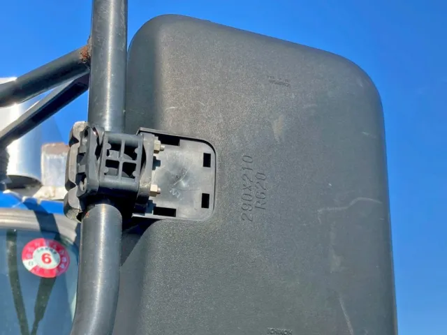 助手席側サイドミラー取付部に割れ 及び カバー欠品しています。|三菱 ファイター QKG-FK72FZの写真40