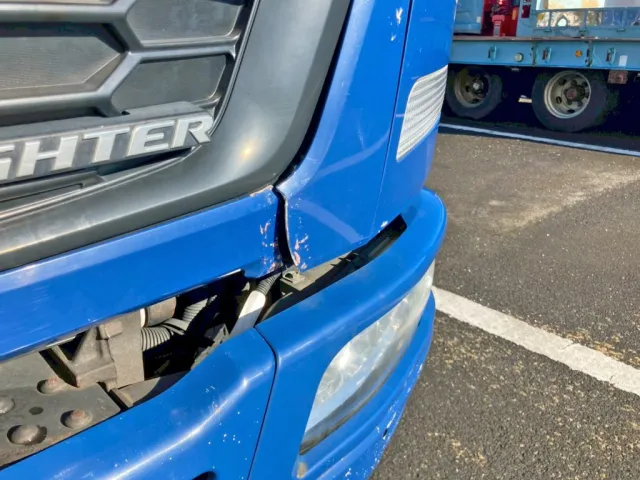 フロントパネル助手席側に割れがあります。|三菱 ファイター QKG-FK72FZの写真42