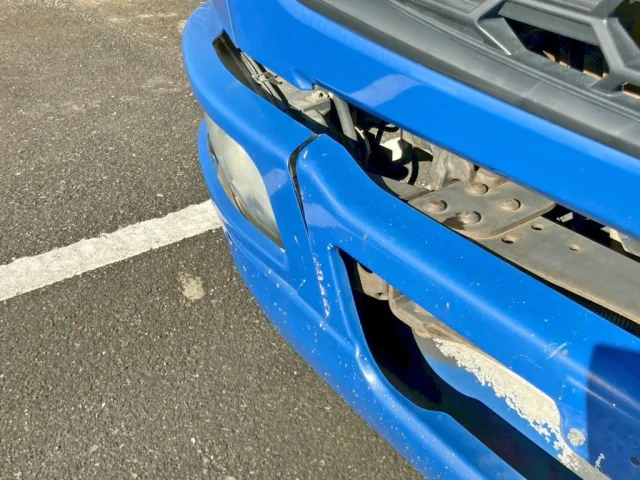 フロントバンパー運転席側に歪みがあります。|三菱 ファイター QKG-FK72FZの写真43