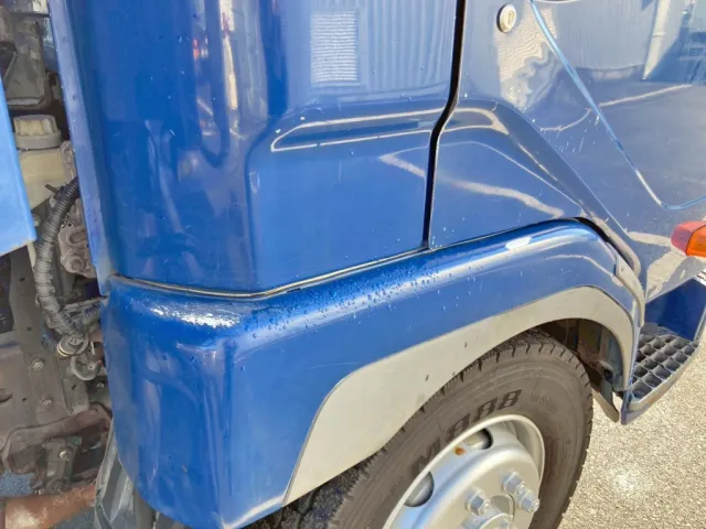 運転席側フロントフェンダーに塗装剥がれがあります。|三菱 ファイター QKG-FK72FZの写真48