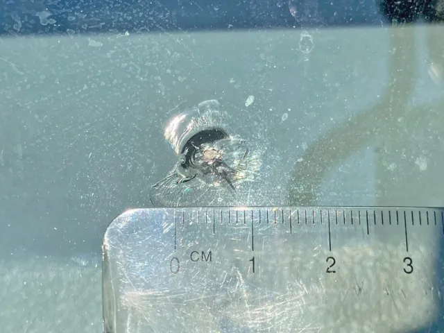 フロントガラスの助手席側下部に飛び石跡があります。|三菱 ファイター QKG-FK72FZの写真50