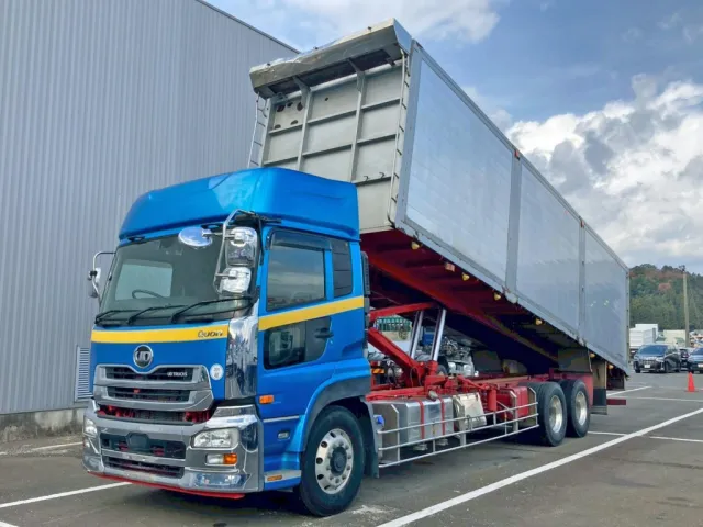 フロント周り、メッキパーツで飾っています。|UDトラックス クオン QPG-CD5ZLの写真1