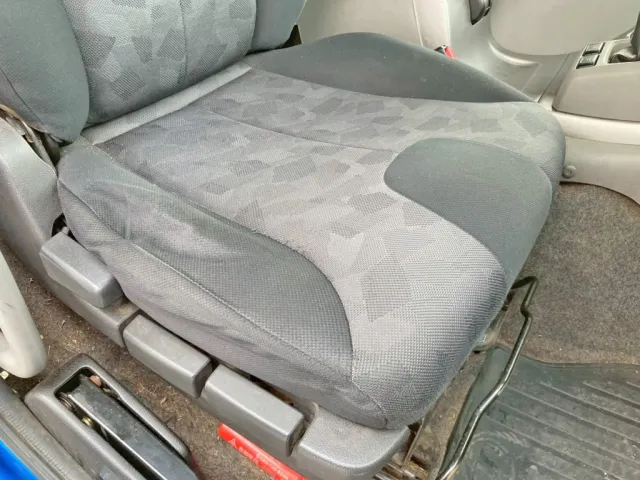 運転席座面にヘタリがあります。|UDトラックス クオン QPG-CD5ZLの写真8