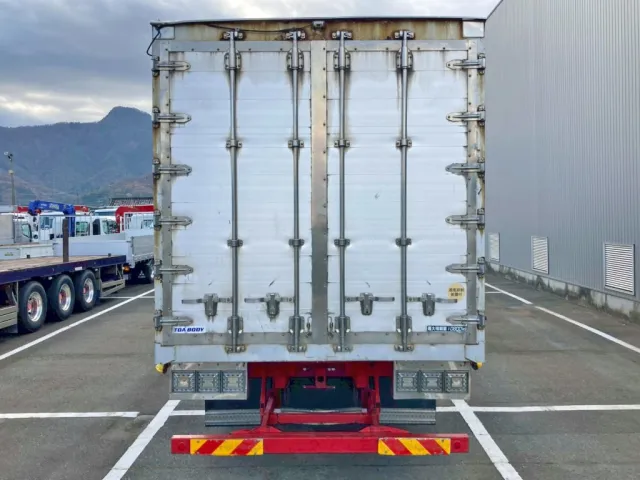 リヤ蝶番・ハンマーロック・キャッチはステンレス製です。|UDトラックス クオン QPG-CD5ZLの写真10