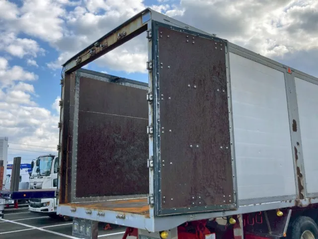 リヤ扉は観音開き式です。(運転席側)|UDトラックス クオン QPG-CD5ZLの写真12