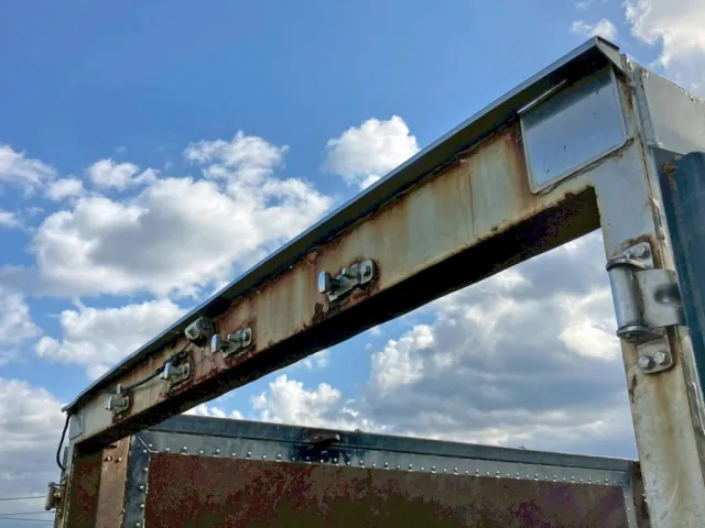 門口上部にサビがあります。(運転席側雨どいにスキマがあります)|UDトラックス クオン QPG-CD5ZLの写真16