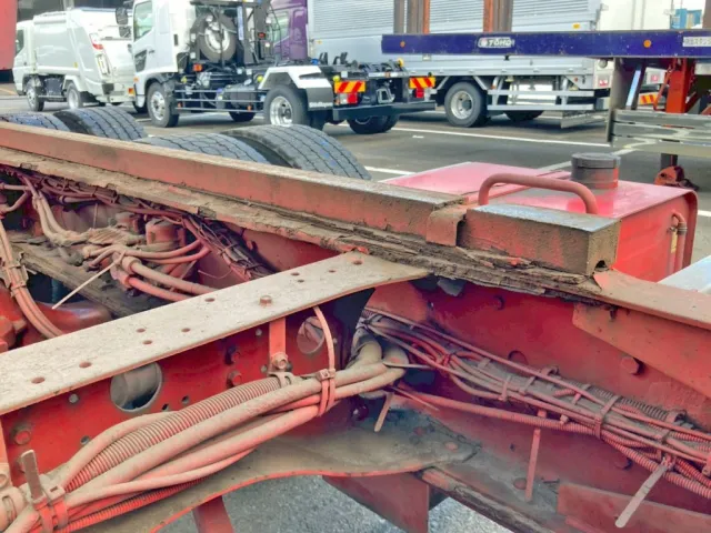 フレーム助手席側中央部にサビがあります。|UDトラックス クオン QPG-CD5ZLの写真28