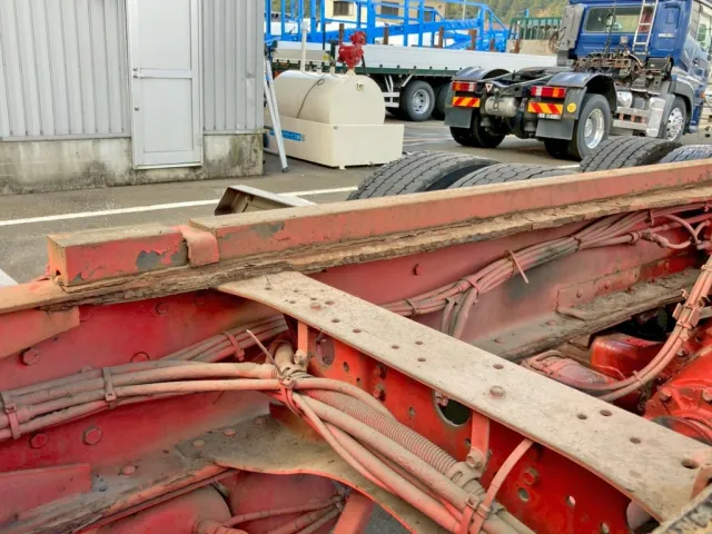 フレーム運転席側中央部にサビがあります。|UDトラックス クオン QPG-CD5ZLの写真29