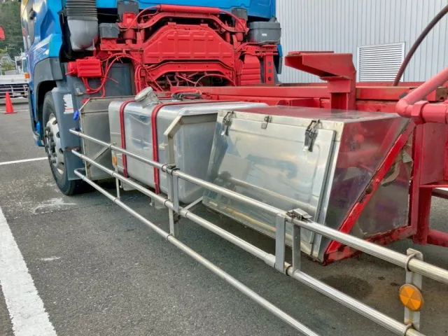 助手席側にステンレス製の工具箱が付いています。|UDトラックス クオン QPG-CD5ZLの写真30