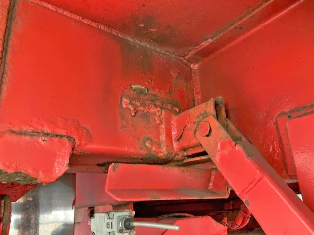 助手席側リヤバンパーステー取付部に溶接跡があります。|UDトラックス クオン QPG-CD5ZLの写真36