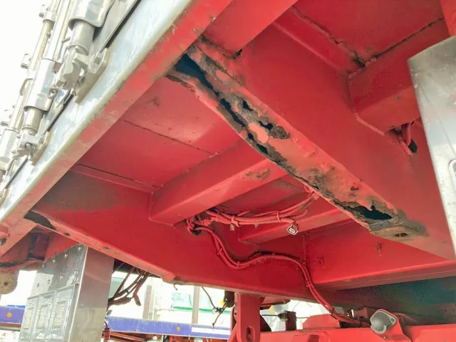 左右メインフレーム後端に腐食・穴あきがあります。(運転席側)|UDトラックス クオン QPG-CD5ZLの写真37