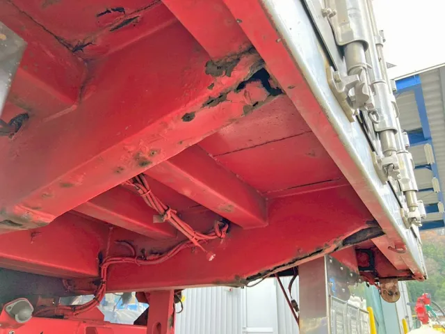 左右メインフレーム後端に腐食・穴あきがあります。(助手席側)|UDトラックス クオン QPG-CD5ZLの写真38