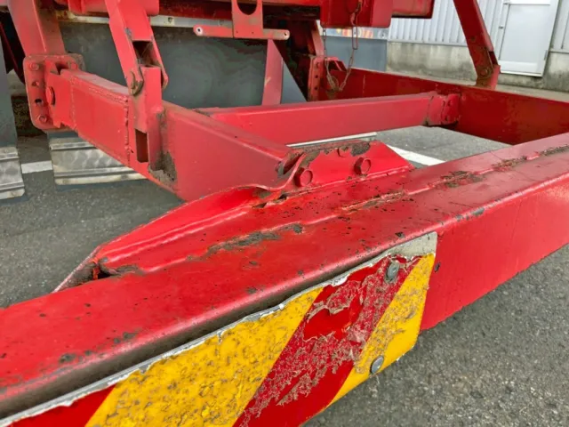 リヤバンパー助手席側取付部に曲がりがあります。|UDトラックス クオン QPG-CD5ZLの写真39