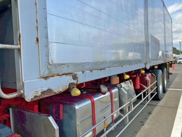 助手席側サイドレール前方にサビがあります。|UDトラックス クオン QPG-CD5ZLの写真40