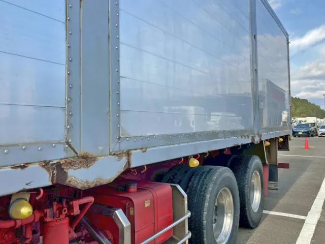 助手席側サイドレール中央前方にサビがあります。|UDトラックス クオン QPG-CD5ZLの写真41