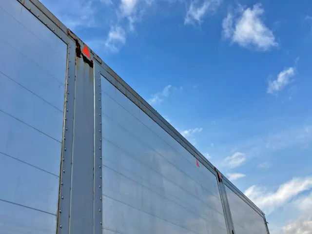 助手席側中央前方の中柱上部にサビがあります。|UDトラックス クオン QPG-CD5ZLの写真42