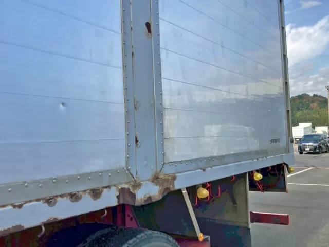 助手席側サイドレール中央後方にサビがあります。|UDトラックス クオン QPG-CD5ZLの写真43