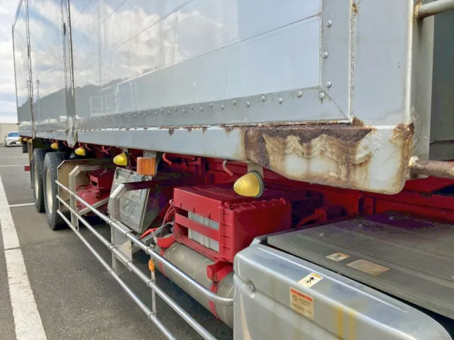 運転席側サイドレール前方にサビがあります。|UDトラックス クオン QPG-CD5ZLの写真45