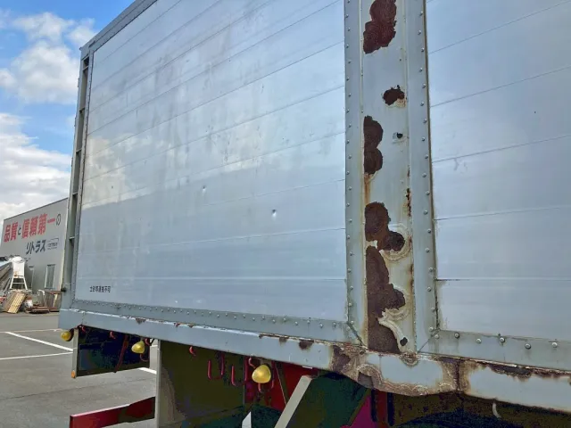 運転席側サイドレール後方 及び 中柱にサビがあります。|UDトラックス クオン QPG-CD5ZLの写真47