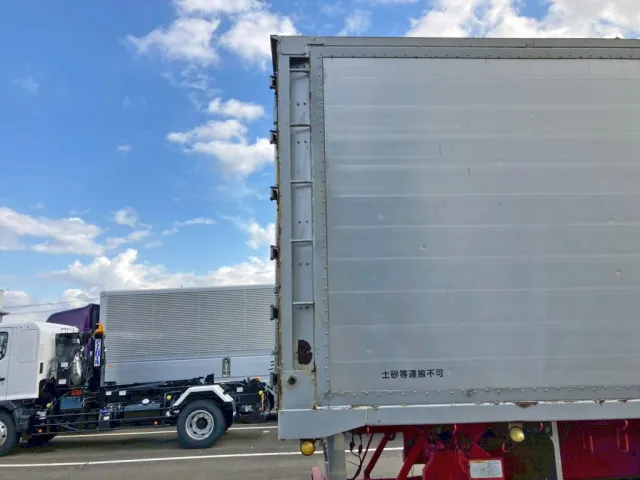 運転席側リヤ柱はハシゴ加工されています。|UDトラックス クオン QPG-CD5ZLの写真48