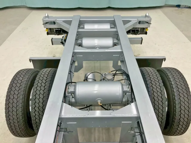 後架装で発電機を載せられるように エアータンクの位置を移動しています。|トレクス  CTB34004の写真14