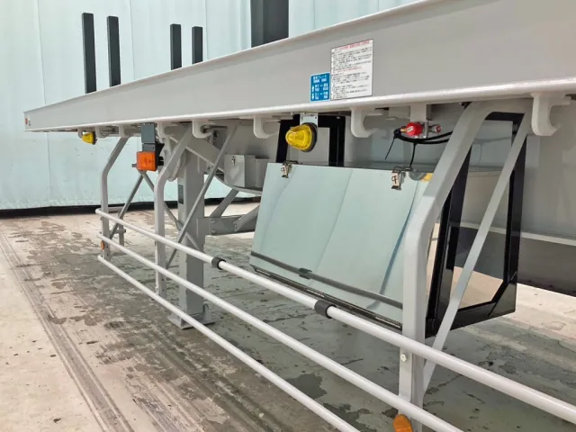 助手席側にステンレス製の工具箱が付いています。|トレクス  PFB34117の写真14