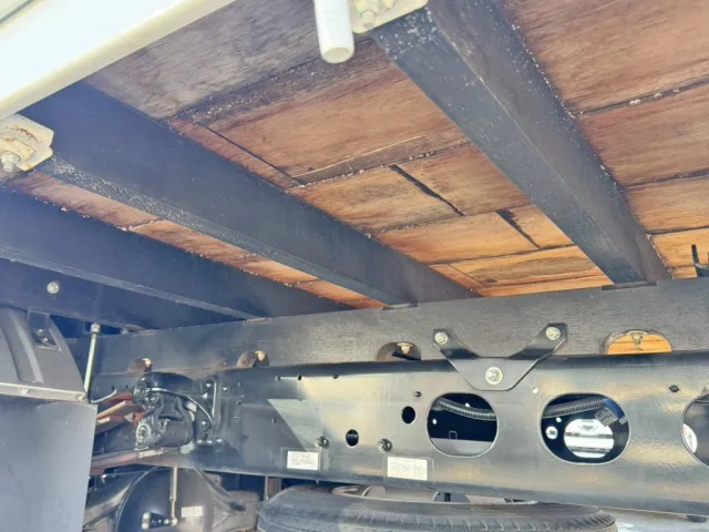 シャーシとネタの状態です。(縦ネタ・横ネタ木製です)|三菱 ファイター 2KG-FK62F(2WD)の写真6