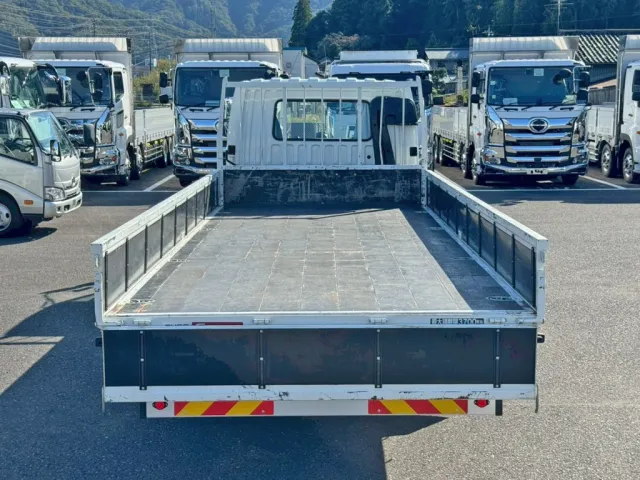 床は板張りです。|三菱 ファイター 2KG-FK62F(2WD)の写真10