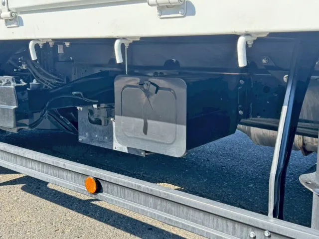 助手席側に工具箱が付いています。|三菱 ファイター 2KG-FK62F(2WD)の写真16