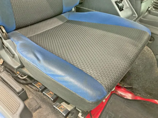 運転席座面にヘタリがあります。|いすゞ ギガ QKG-EXD52BDの写真9