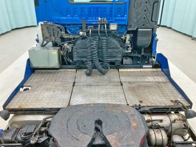 踊り場は縞板アルミです。|いすゞ ギガ QKG-EXD52BDの写真10