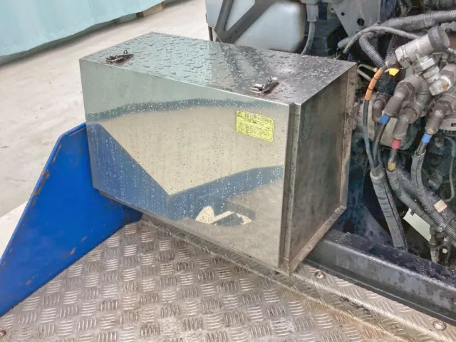 踊り場前方助手席側にステンレス製の工具箱が付いています。|いすゞ ギガ QKG-EXD52BDの写真11