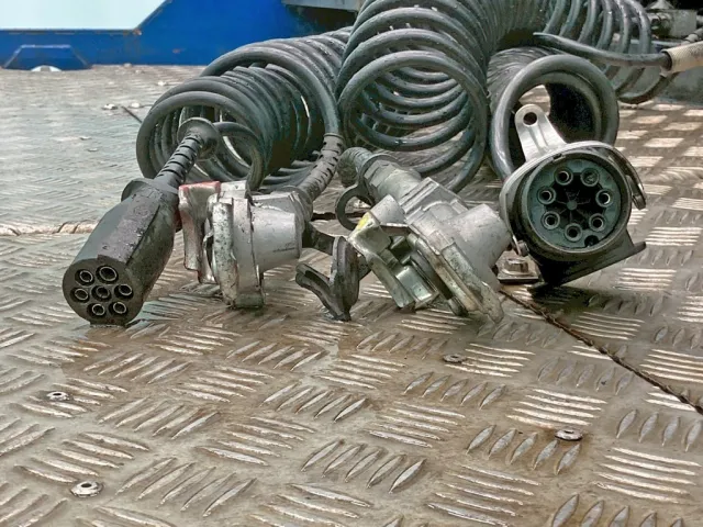 接続コネクターです。|いすゞ ギガ QKG-EXD52BDの写真12