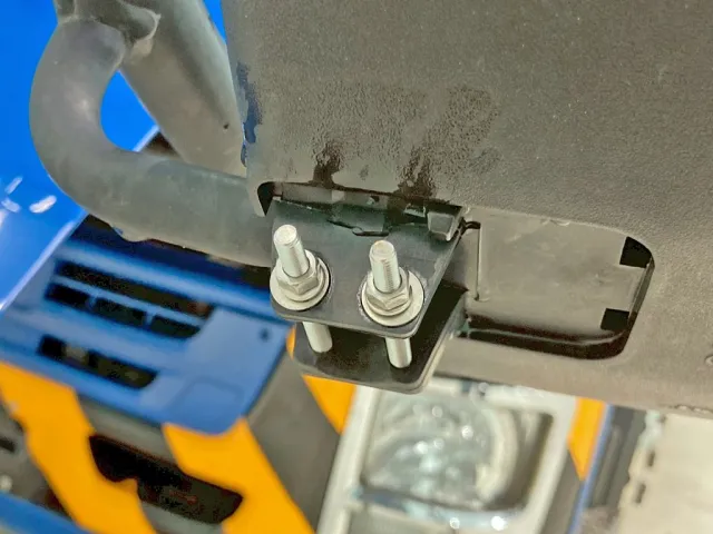 助手席側補助ミラー取付部に割れがあります。|いすゞ ギガ QKG-EXD52BDの写真16