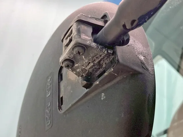 フロントアンダーミラー取付部に割れがあります。|いすゞ ギガ QKG-EXD52BDの写真17